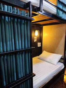 ein Etagenbett in einem Zimmer mit einem Etagenbett, einem gmaxwell gmaxwell gmaxwell gmaxwell in der Unterkunft KAYAN Hostel in Chiang Mai