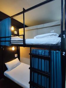 2 beliches num quarto com 2 camas individuais em KAYAN Hostel em Chiang Mai