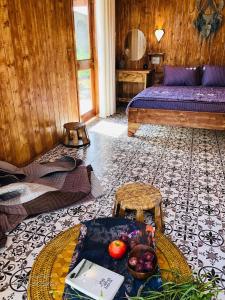 ein Zimmer mit einem Bett und einem Tisch mit Obst darauf in der Unterkunft DuGiang Homestay in Buon Ma Thuot