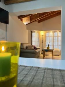 una sala de estar con una vela sobre una mesa en Casa del Pinar - Excelente ubicación en centro de Plottier - Neuquén en Plottier