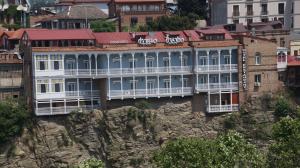 budynek na zboczu góry w obiekcie Old Metekhi Hotel w mieście Tbilisi City