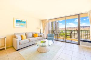 ホノルルにあるDiamond Head Views Retreat with Free Parking & Near Waikiki Beach!のソファとテーブルのあるリビングルーム +59枚の写真