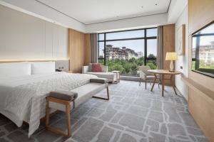 A bed or beds in a room at Le Méridien Emei Mountain Resort