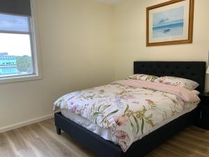 1 dormitorio con 1 cama en una habitación con ventana en Royal Lodge - A Luxury Lifestyle en Melbourne