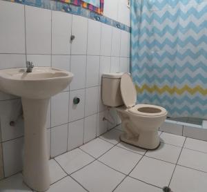 ein Bad mit einem WC und einem Waschbecken in der Unterkunft MUNAY TUPAY in Anansaya