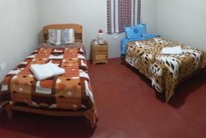 Zimmer mit 2 Betten und einem Zimmer mit in der Unterkunft MUNAY TUPAY in Anansaya