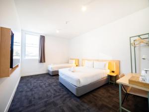 Habitación de hotel con cama y escritorio en YHA Sydney Harbour en Sídney
