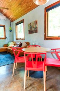 查塔努加的住宿－Whippoorwill Cabin，客厅里设有一张桌子和四把红色椅子