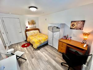 ein kleines Schlafzimmer mit einem Bett, einem Schreibtisch und einem Schreibtisch in der Unterkunft Studio Apartment 10 Minutes Walk to University of Washington in Seattle