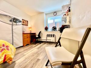 ein Wohnzimmer mit einem Schreibtisch und einem Stuhl in der Unterkunft Studio Apartment 10 Minutes Walk to University of Washington in Seattle