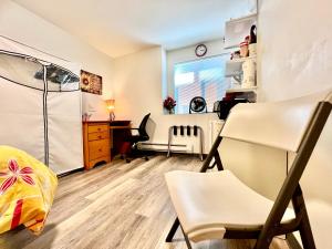 sala de estar con escritorio y silla en Micro Studio Apartment 10 Minutes Walk to University of Washington, en Seattle