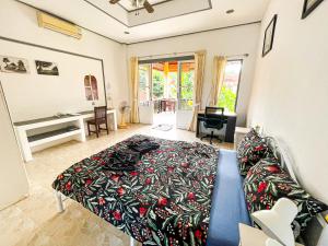 1 dormitorio con 1 cama y 1 sofá en Amy Village Garden Resort, en Lamai