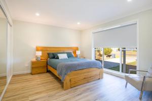 Postel nebo postele na pokoji v ubytování Breathe - Pet Friendly - 2 Mins Walk to Beach