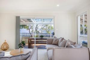 Posezení v ubytování Breathe - Pet Friendly - 2 Mins Walk to Beach