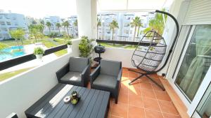 Bazén v ubytování Apartamento en Resort De Golf nebo v jeho okolí