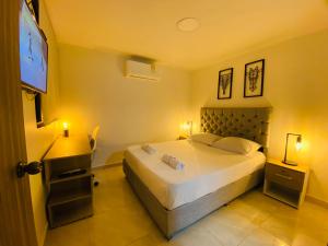 1 dormitorio con 1 cama grande y TV de pantalla plana en Apartamento Exclusivo - Caribe Campestre Coveñas, en Coveñas