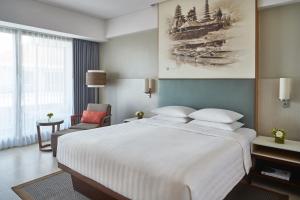 Courtyard by Marriott Bali Seminyak Resort客房内的一张或多张床位