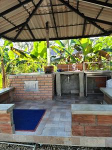 Taman di luar Olamar Hostal