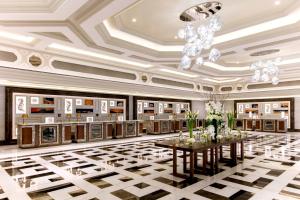 un grand hall avec un lustre et une table dans l'établissement Sheraton Grand Macao, à Macao