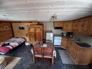 cocina con cama y mesa en una habitación en Studio l'Étoile, en Saint-Jean-dʼArves