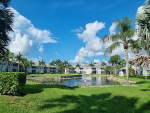 park z palmami i stawem w obiekcie Greenlinks 923 at Lely Resort - Luxury 2 Bedrooms & Den Condo w mieście Naples