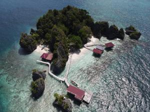 an island with houses on a small island in the water at Nuttonton Homes in Papas