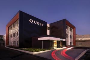 um edifício qwest com uma rua em frente em Quest Hastings em Hastings