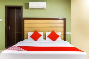 מיטה או מיטות בחדר ב-Flagship Srikesh Residency