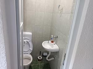 uma pequena casa de banho com WC e lavatório em cottage h & i em Jajce