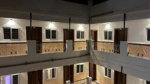 un edificio con balcones de madera y luces en él en KAPILA RESIDENCY, en Bangalore