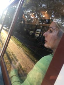 Una donna seduta in macchina che guarda fuori dal finestrino di The Lancefield Lodge a Lance Field