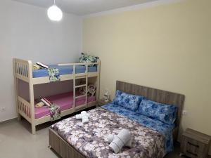 Poschodová posteľ alebo postele v izbe v ubytovaní Home Anxhelo