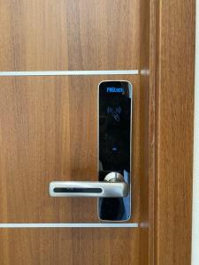 a door with a cell phone sticking out of it at Đức Khôi Hotel in Cao Bằng