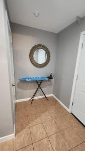 Cette chambre comprend une table bleue et un miroir. dans l'établissement Cozy King Bed, Free Parking!, à Newark