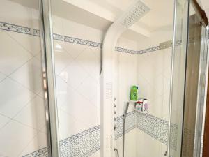 um chuveiro com uma porta de vidro na casa de banho em Terrazza Bella/sleeps 4/spoleto/car Not Necessary em Spoleto