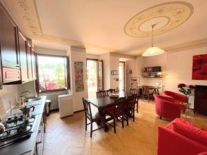 uma cozinha e sala de jantar com mesa e cadeiras em Terrazza Bella/sleeps 4/spoleto/car Not Necessary em Spoleto