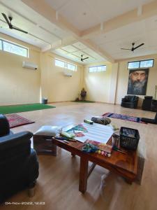 ein Wohnzimmer mit einem Tisch in der Mitte eines Zimmers in der Unterkunft 4 Bedroom Luxury Independent floor, OSHO Villa, Jaipur Airport in Jaipur