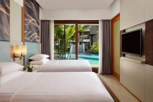 Courtyard by Marriott Bali Seminyak Resort客房内的一张或多张床位