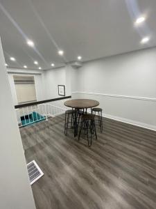 een kamer met een tafel en stoelen. bij Triple M Lodge Double in Mississauga +3 foto's