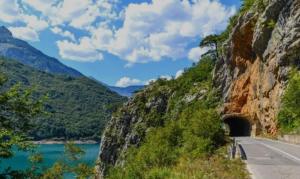 una strada accanto a una montagna con un tunnel di Lux Apartman Casablanca a Plužine