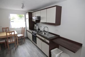 Kuchyň nebo kuchyňský kout v ubytování Ferienwohnung Margot