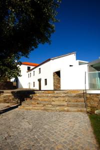 un edificio blanco con escaleras delante en Casa Da Quinta De Vale D' Arados, en Mesão Frio