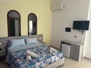 Postel nebo postele na pokoji v ubytování Hotel Anxhelo + 18 fotografií