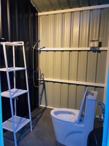 a bathroom with a toilet and a shower at คุ้มกะลาหัวฟาร์มสเตย์ (Khumkalahua Farmstay) in Ban Pha Saeng Lang