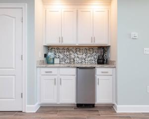 Η κουζίνα ή μικρή κουζίνα στο Phoenix Orange Beach II 1002 condo