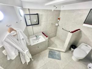 un bagno con doccia, WC e lavandino di ADDA Pacasmayo a Pacasmayo