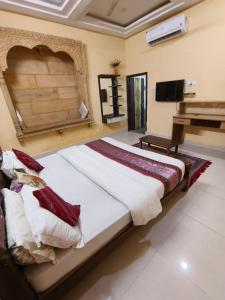 Cama grande en habitación con piano en Hotel Golden Night Jaisalmer, en Jaisalmer