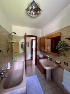 ein Badezimmer mit einer Badewanne und einem Waschbecken in der Unterkunft Appartamento CASA DEI NONNI 