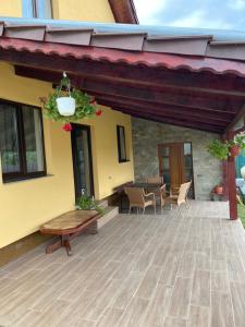 een patio van een huis met een bank en een tafel bij Casa Villa in Oradea