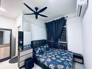 um quarto com uma cama e uma ventoinha de tecto em HR HOMESTAY WAKAF CHE YEH KOTA BHARU KELANTAN em Kota Bharu